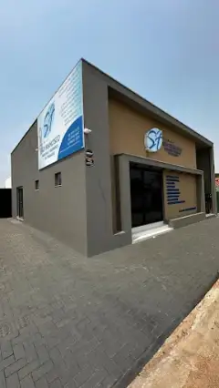 Entrada da Clínica São Francisco vista da calçada